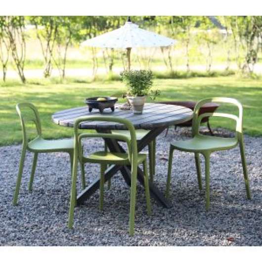 Matgrupp Scottsdale: Runt grått träbord inklusive 4 st Nordanå stapelbara stolar - Utematgrupper